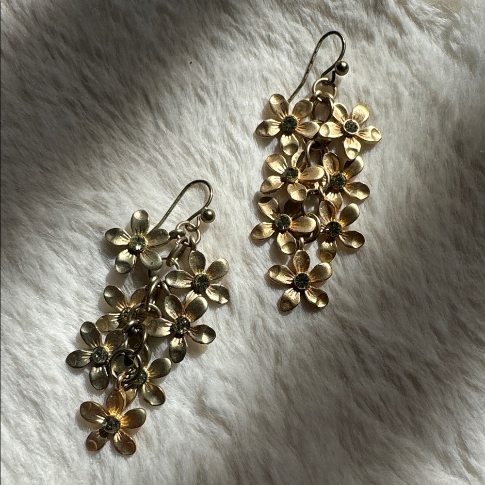 Fashion light brassy gold fashion flower dangle earrings.